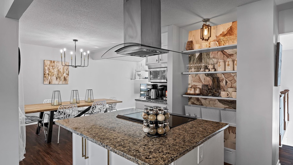 New Hope House | Stylish Remodeled 6 Br House in Minneapolis! New linens, THE ONE!