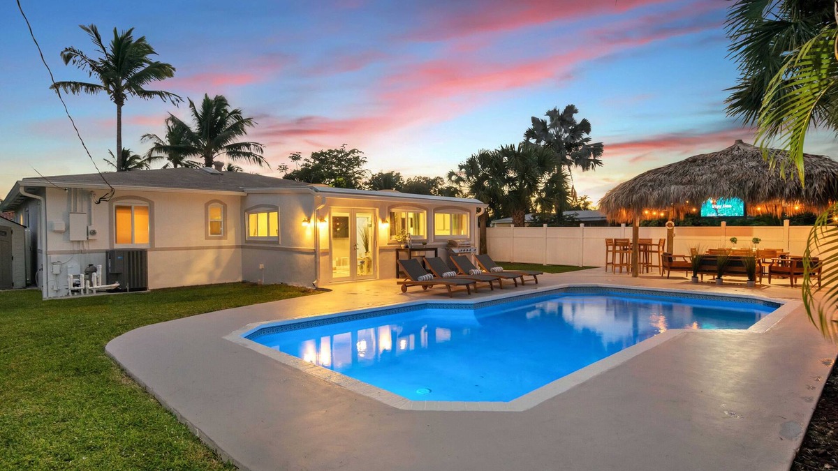 Melaleuca Gardens House | Stylish & Renovated 4BR W/Tiki + Heated Pool