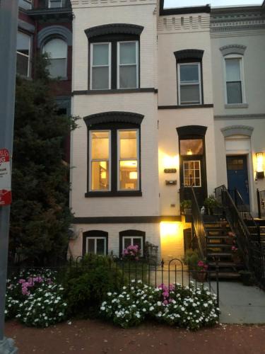Truxton Circle Apartment | Stylish Renovated Flat, Central, Walk to DC Sights