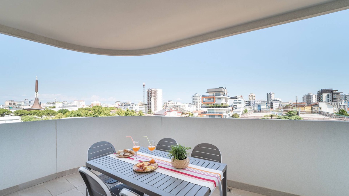 Lignano Sabbiadoro Apartment | Stylish Residence Torre Bianca 2 Bedroom sleeps 6