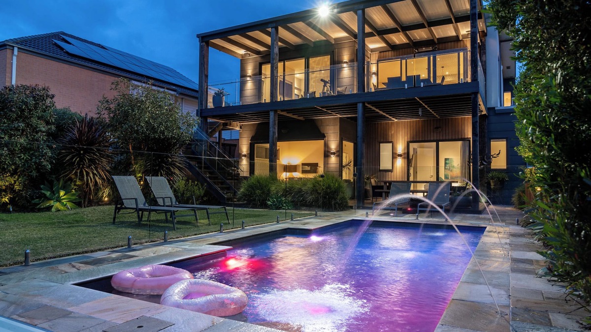 Curlewis House | Stylish Retreat: Bay views, Fire Pit, Heated Pool, Game Room & Breakfast