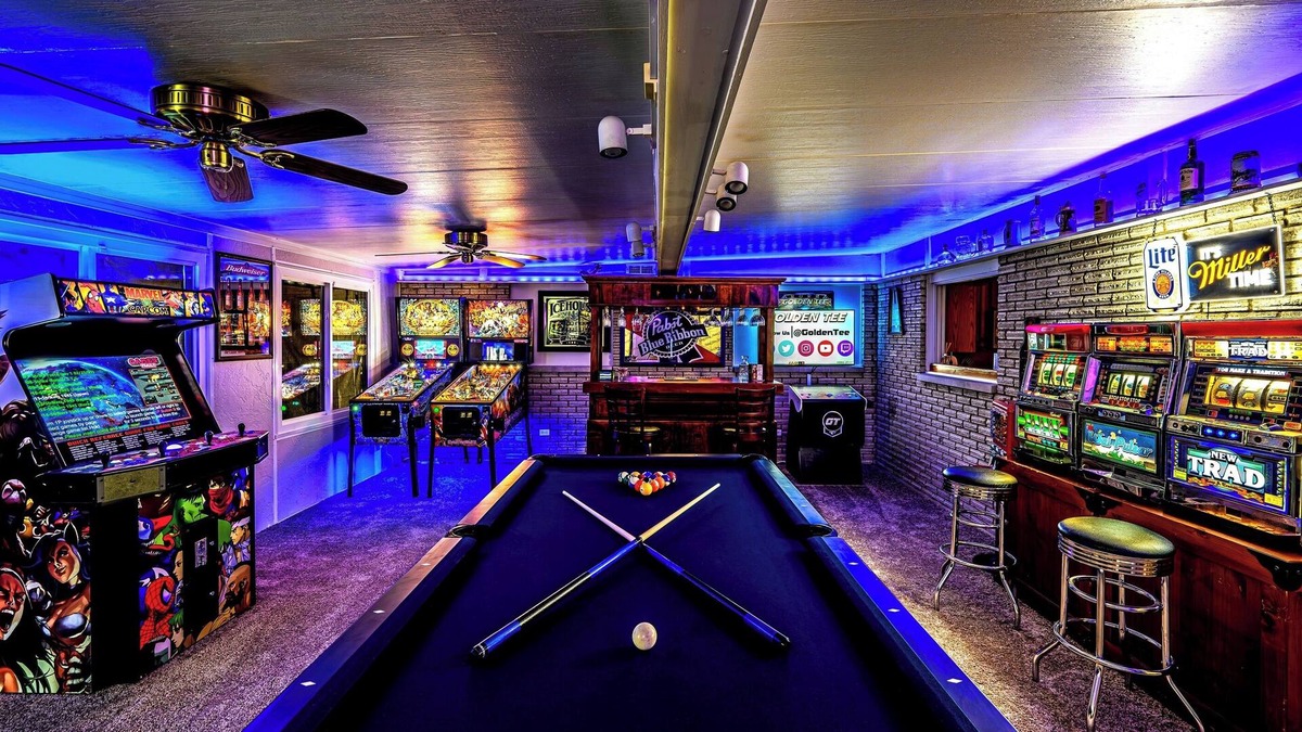 Beavercreek House | Stylish Retreat: Hot Tub, Spa, Massage Chair, Arcade, PinballnWPAFB Museum