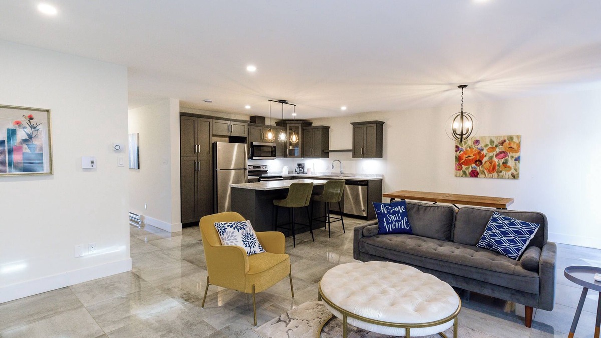 Riverview House | Stylish retreat with Garage
