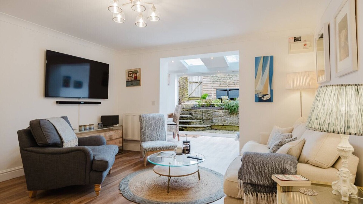 Tetbury House | Stylish Retreat with Private Garden in Tetbury