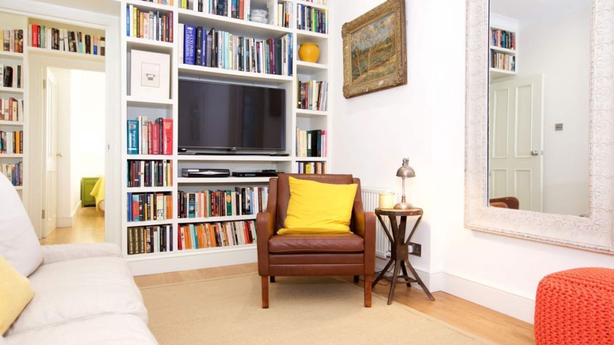 St. Mary's Park Apartment | Stylish retro apartment by Battersea Park