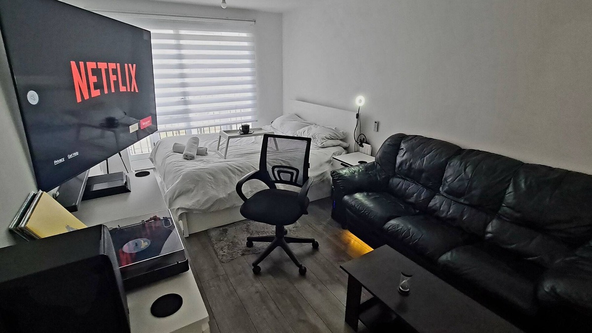 Kingsbury Apartment | Stylish room, Kingsize bed, 1 stop from Wembley stadium, elegant remote blinds