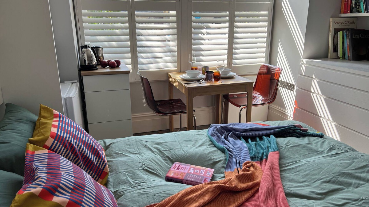 Canbury House | Stylish sunny studio with steam shower bathroom