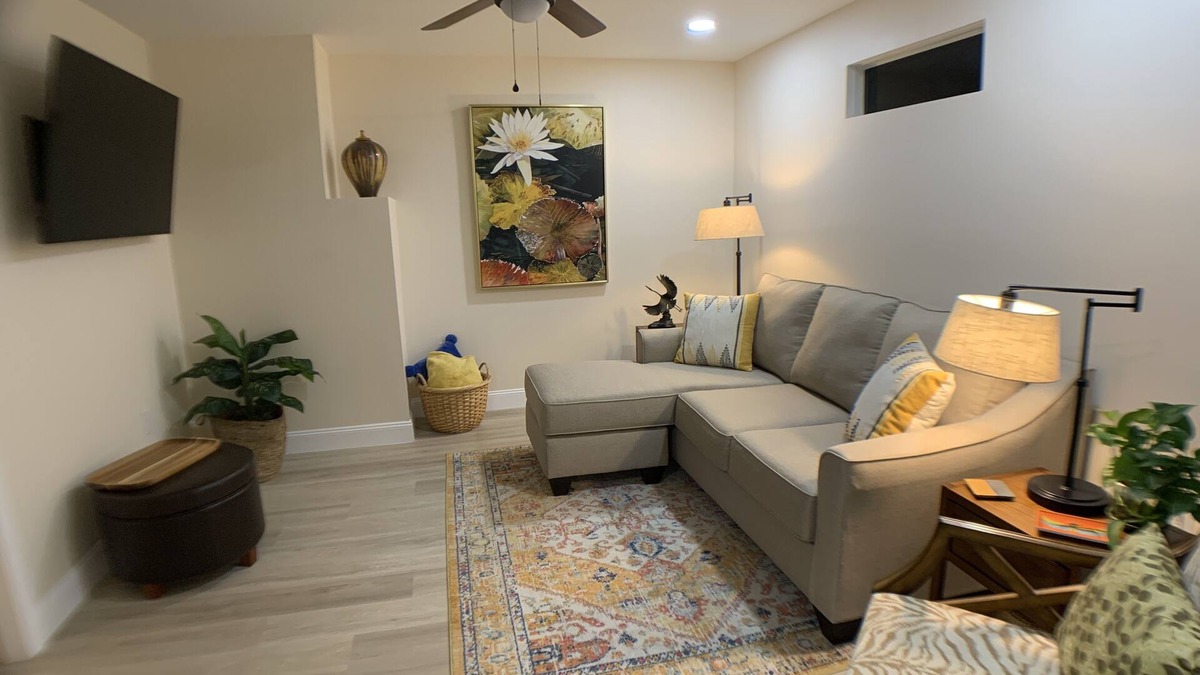 Altamont Manor Apartment | Stylish Sabal Palm Apt-Special Spring/Summer Rate! 1BR,1BA. Walk to Downtown!