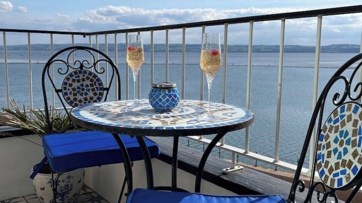 West Kirby Apartment | Stylish Seafront Flat & Balcony: Something Special