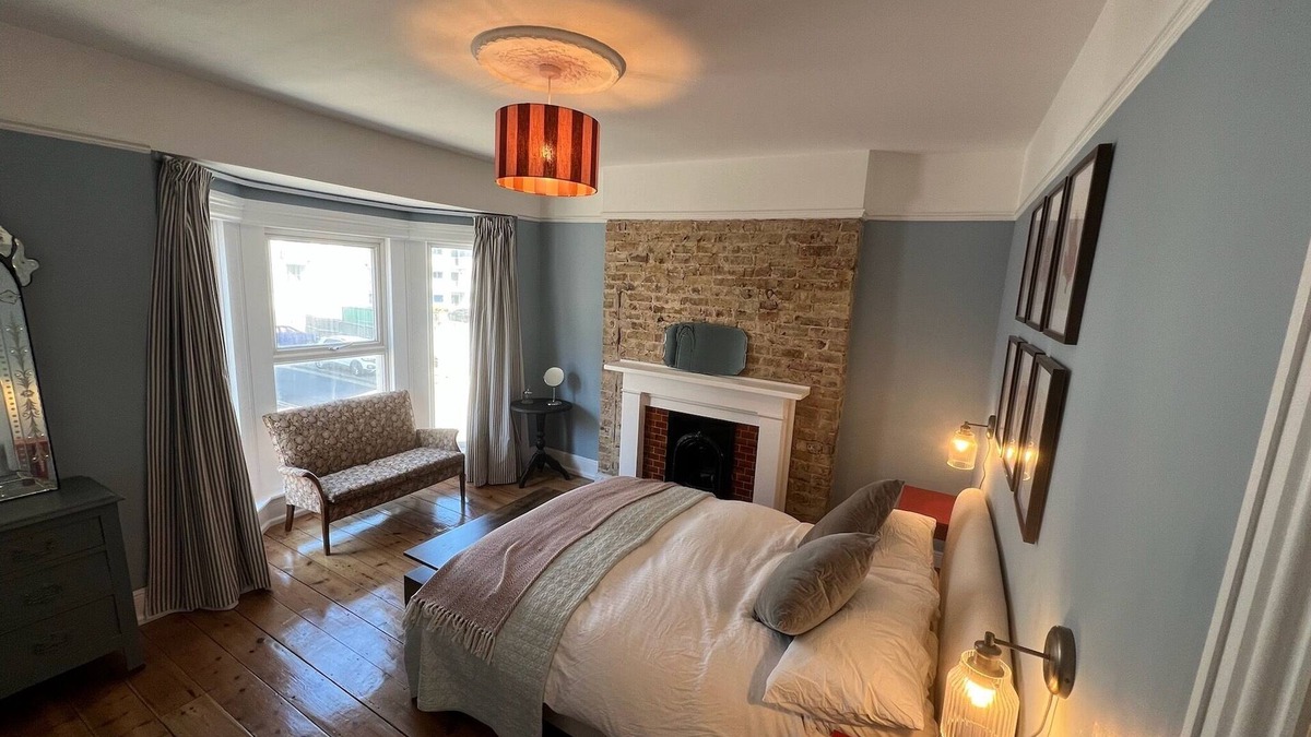 Margate House | Stylish seaside townhouse | Sleeps 8 | 2 min to Beach | Sunny Garden & BBQ