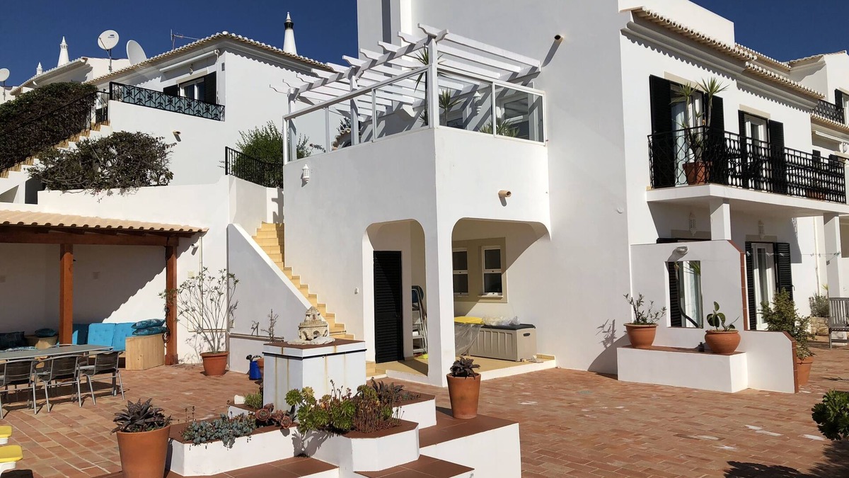 Figueira House | Stylish semi-detached villa in one of the most beautiful regions of Portugal.