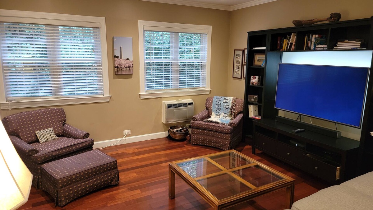 Shirlington House | Stylish, Serene Shirlington Retreat - Close to DC, Ideal for Business or Leisure