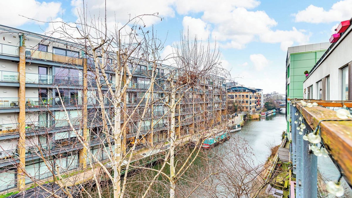 De Beauvoir Apartment | Stylish Shoredtich Flat with Parking + Canal Views