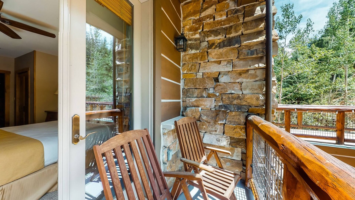 River Run Condo | Stylish ski-in/ski-out retreat with heated outdoor pool, hot tub, & sauna