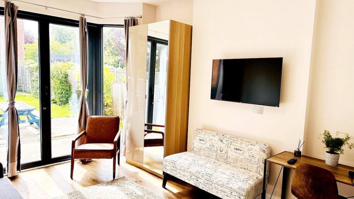 Harrow House | Stylish & Spacious Urban Oasis
