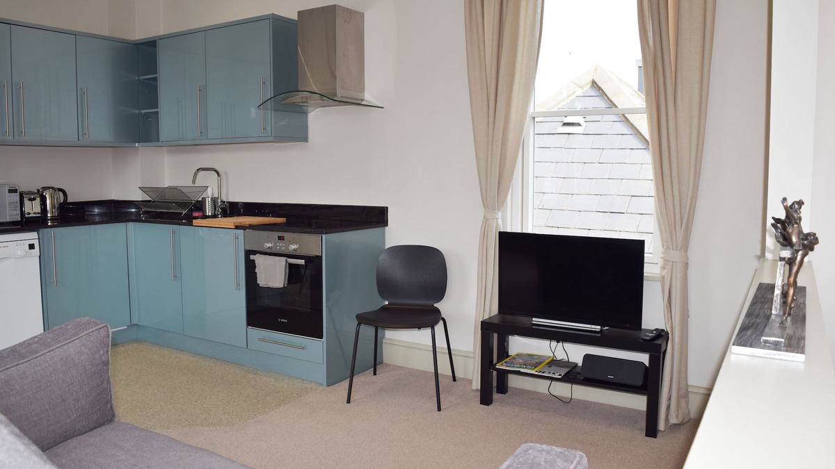 Hammersmith Apartment | Stylish + Spacious 1 Bedroom Flat in Hammersmith