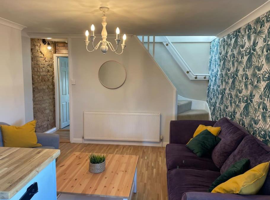 Gravesend Apartment | Stylish & Spacious 2 Storey, 3 Bed Apartment