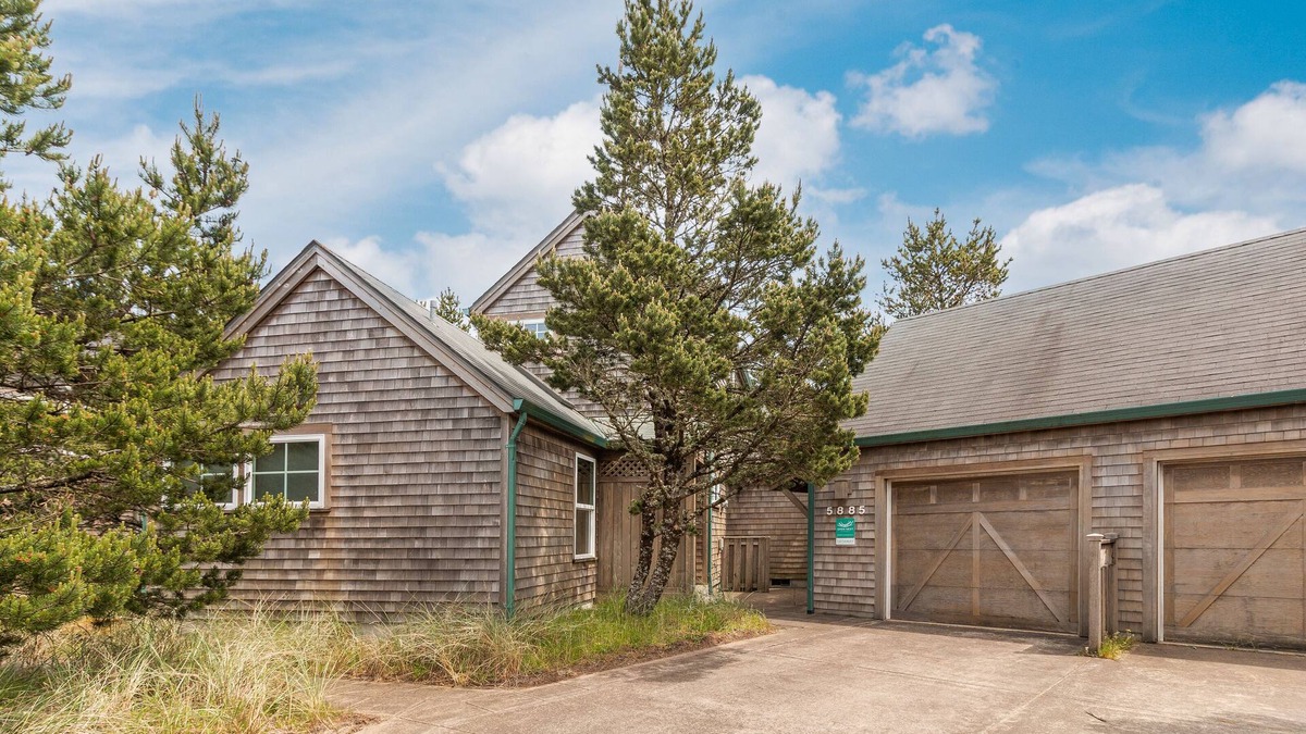 Shorepine Village House | Stylish Spacious 2 Bedroom, Walk to the Beach, or Explore Shorepine Village