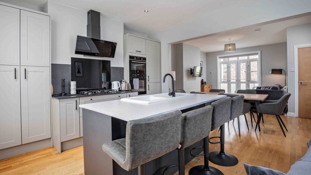 Sheffield Apartment | Stylish & Spacious 3 Bed Apartment with Parking