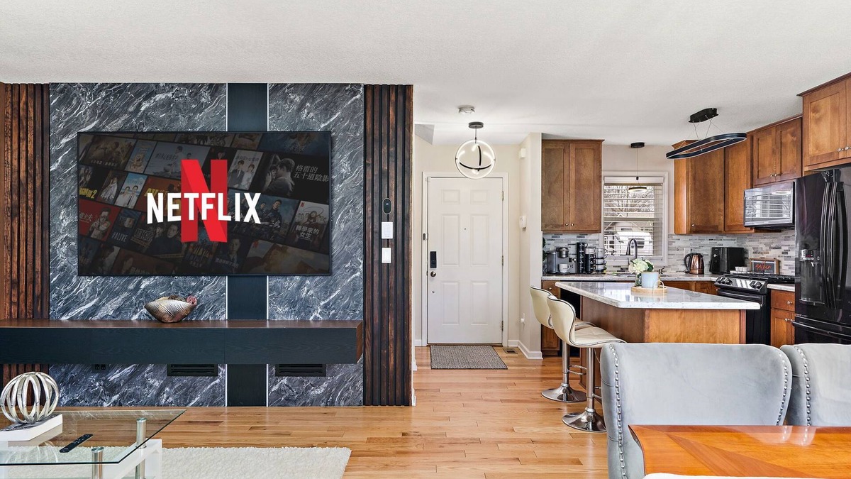 Fridley House | Stylish & Spacious Retreat - with a High tech Movie Theater near DT Minneapolis