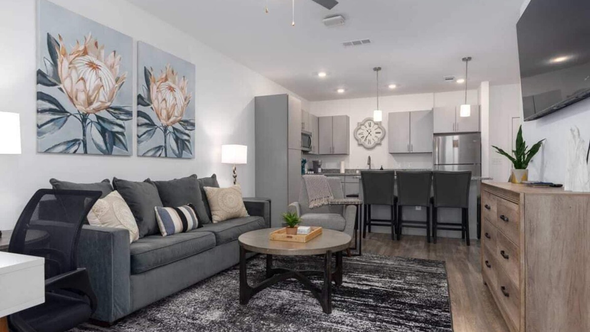 Pelham Apartment | Stylish Stay Off I-65 Pets Welcome!