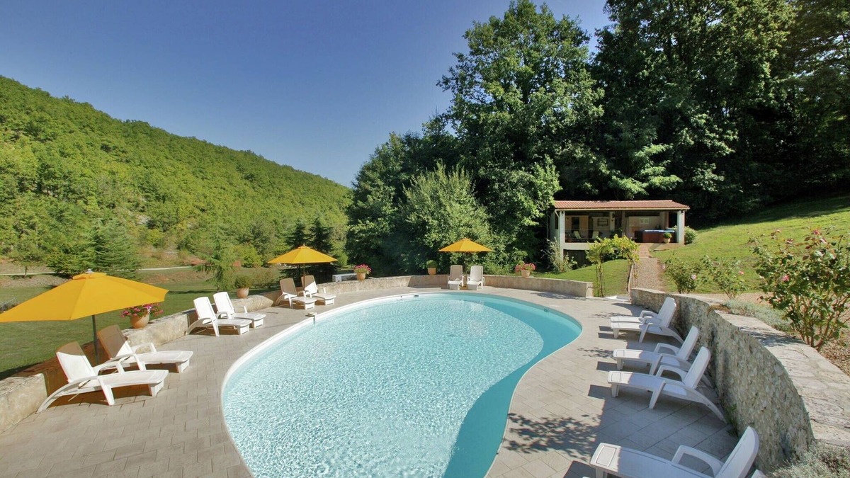 Souillac House | Stylish stay on a private estate with sauna, heated pool and bubble bath