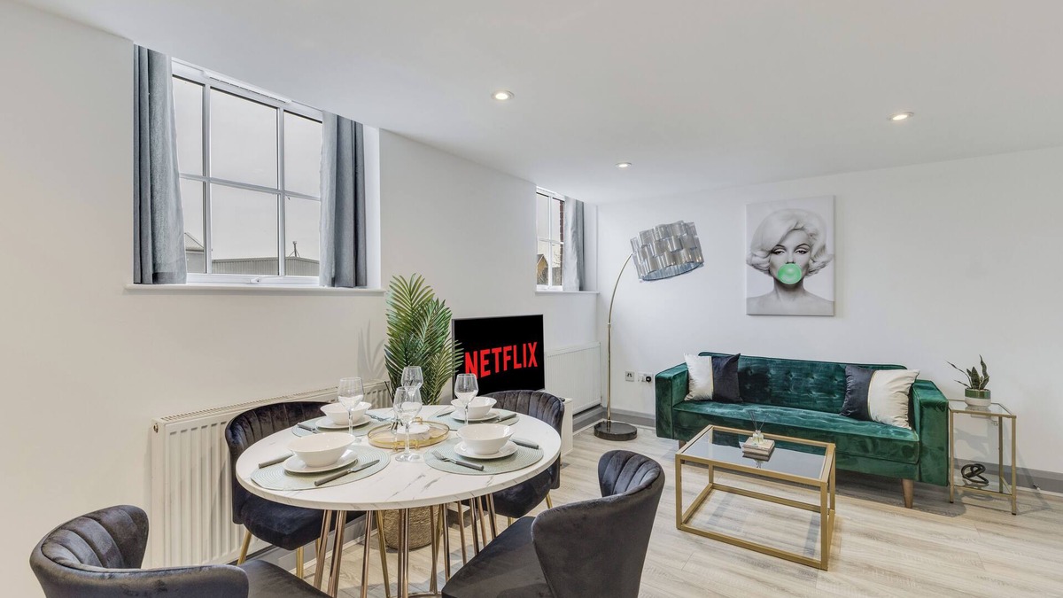 Ware Apartment | Stylish stay Ware town + parking