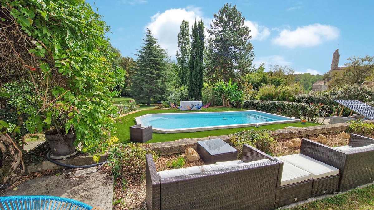 Bieujac House | Stylish stone house with pool and wooded park.