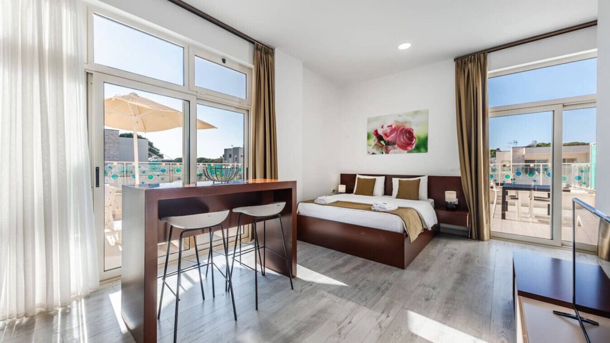 Qerek Apartment | Stylish Studio with Spacious Balcony -Trendafili
