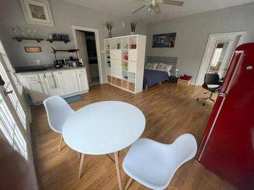 Hyde Park Cabin | Stylish Studio in Montrose - The Italian Plaza
