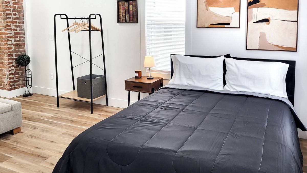 Bristol Apartment | Stylish studio, newly renovated!