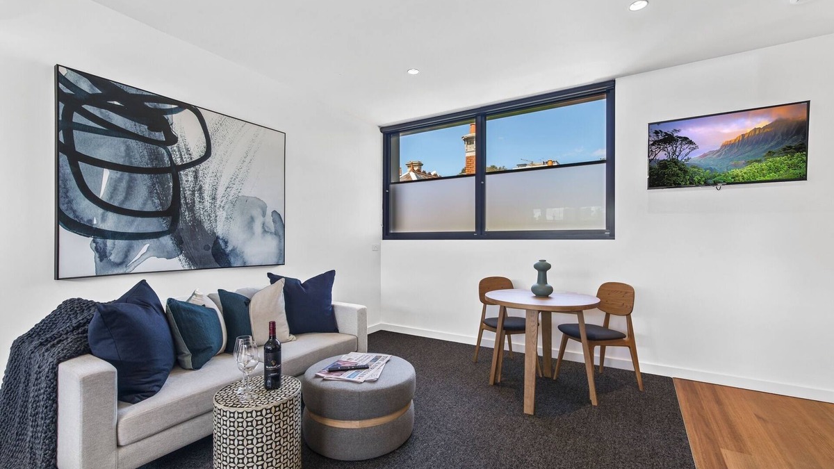 St Kilda West Apartment | Stylish Studio with Great Amenities near Beachside