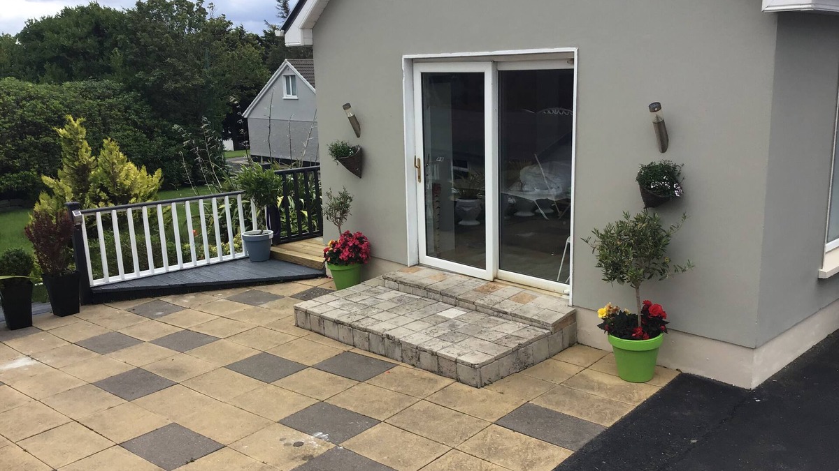 Dungloe Apartment | Stylish Studio with Kitchen/Private Deck/Sauna & Hot Tub