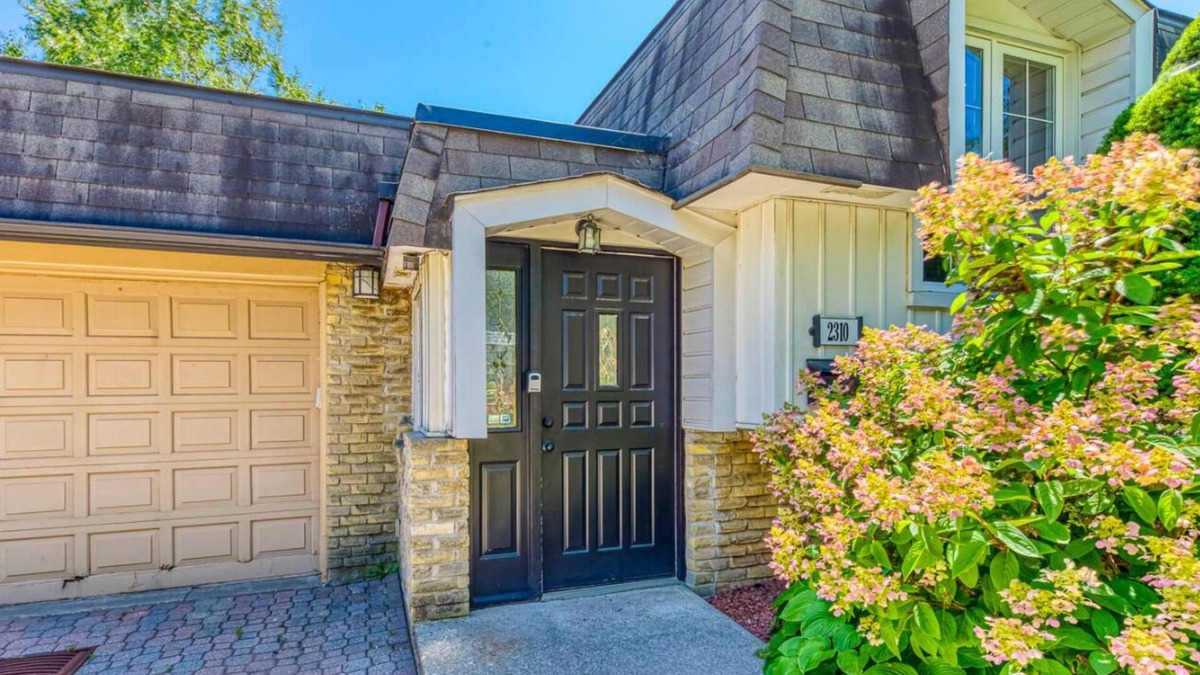 West Oakville House | Stylish Suburban 3BR Bungalow