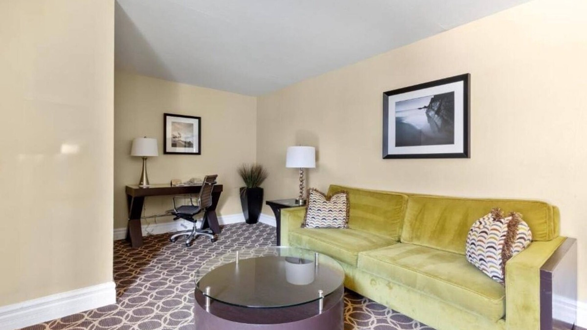 Corte Madera Hotel | Stylish Suite Near Trader Joe’s | Courtyard | Parking | Onsite Pool | BBQ Area