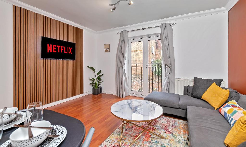 Rickmansworth Apartment | Stylish Town Centre Apartment, ALLOCATED FREE PARKING SPACE, RICKMANSWORTH HIGH STREET, Modern Decor, Juliet Balcony, Walking Distance to Rickmansworth Station Metropolitan Line