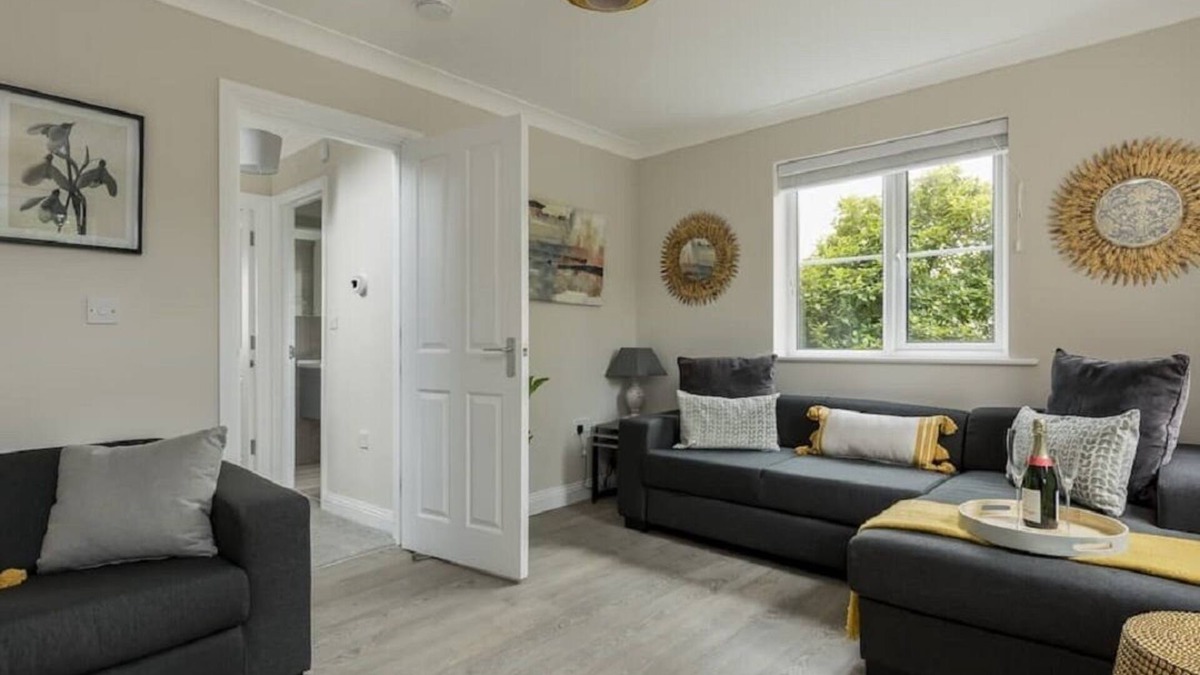 Bournemouth House | Stylish Town House - Central, Detached, Parking, Garden