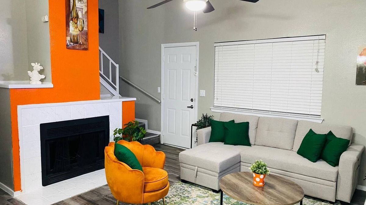 West Arlington House | Stylish Townhome 7 mins to AT&T Stadium 1 king bed and 1 Queen Bed free Wifi