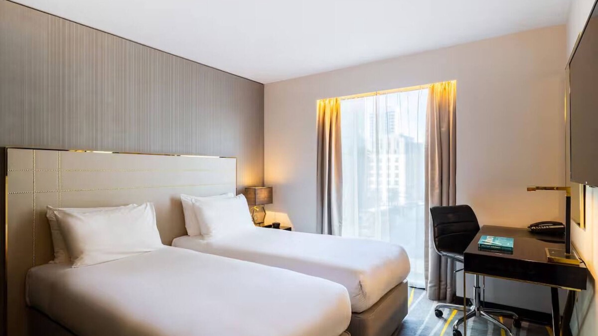Portsoken Hotel | Stylish Twin Room w/City Views & Walk-In Shower – Central London Stay