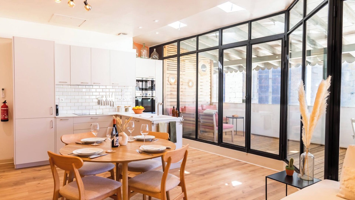 Bastide Saint-Louis Apartment | Stylish two bedroom apartment with outdoor space and A/C in Carcassonne centre