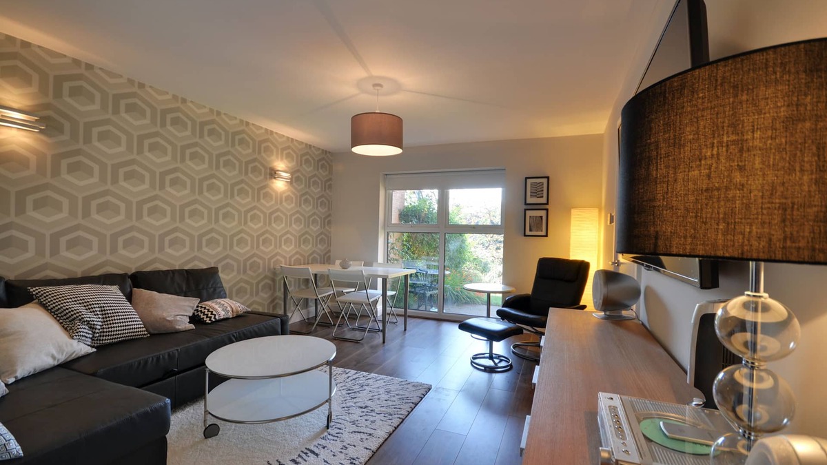 Heaton Norris Apartment | Stylish Two Bedroom Garden Apartment