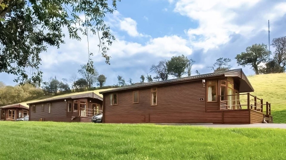 St Hilary Ski Chalet | Stylish two bedroom lodge, perfect for couples or families.
