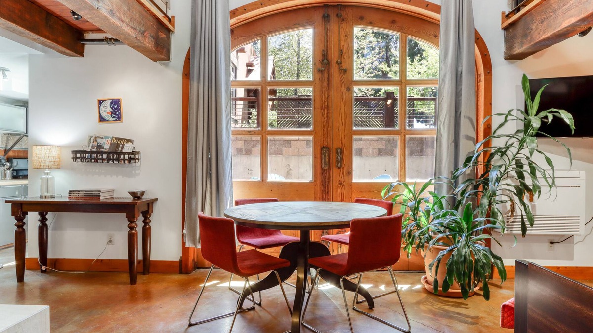 Sisters House | Stylish two-story loft with patio, firepit, W/D & walkable location