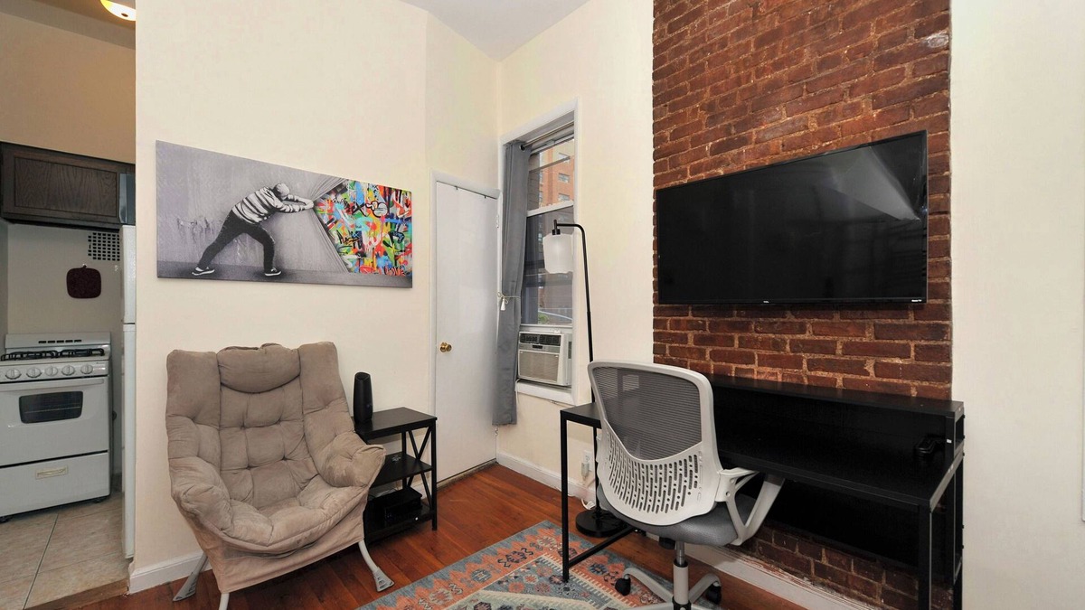Commons Historic District Apartment | Stylish UES Studio! New York Escape!