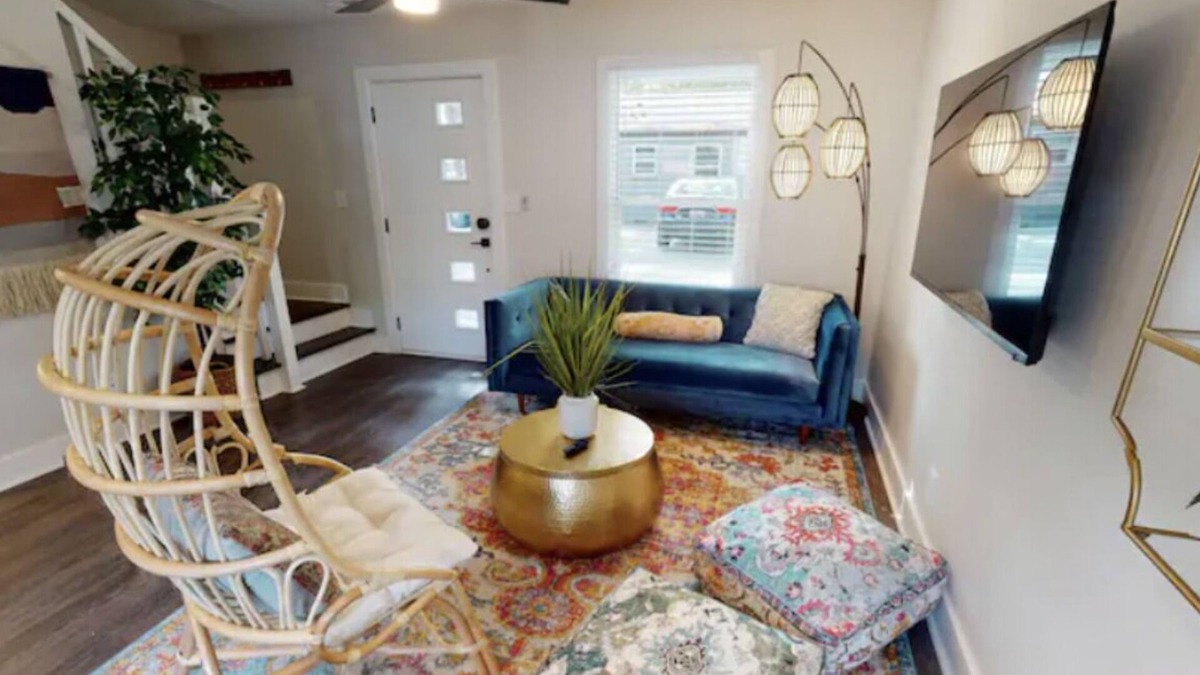 Villa Heights Apartment | Stylish Uptown 2BR & 1.5 Bath Getaway, by Mansion