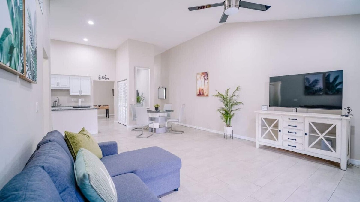 Lake Magdalene House | Stylish Urban Haven Cozy, Clean, Central