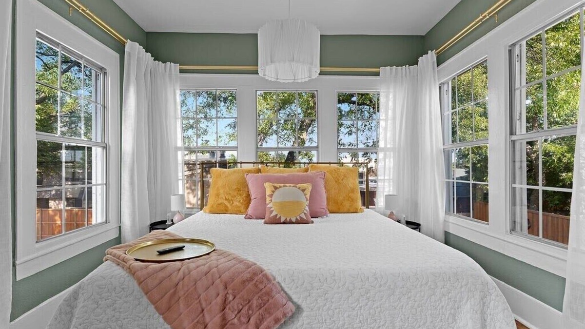 Kessler Apartment | Stylish Urban Treehouse with King Bed, Gated Parking & Walk to Bishop Arts Shops & Dining