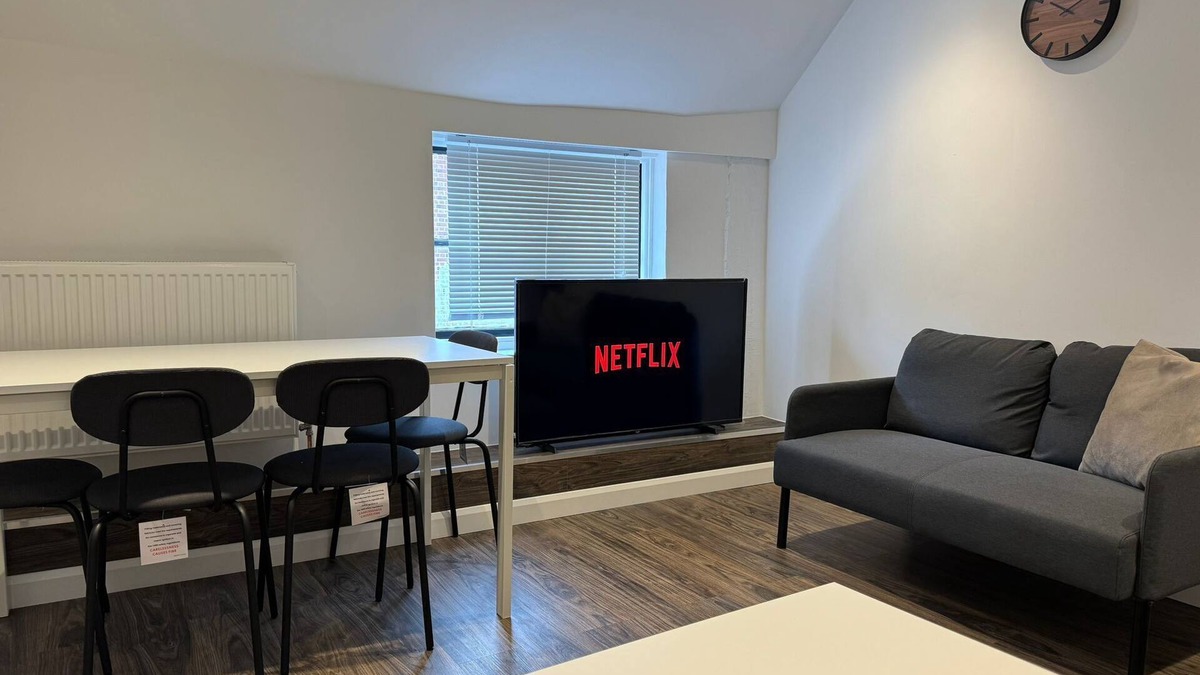 Uxbridge South Apartment | Stylish uxbridge 3 bed flat