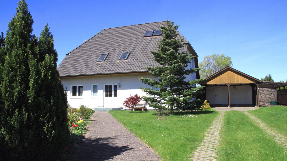 Ahrenshagen-Daskow Apartment | Stylish vacation apartment in a beautiful 2-family house with a large garden