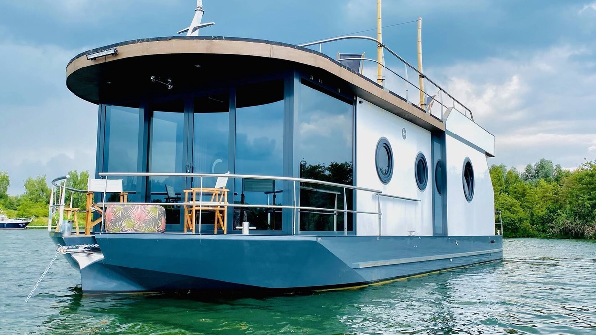 Brandt Boat Rental | Stylish vacation apartment/holiday home on a houseboat/yacht near Roermond (NL)